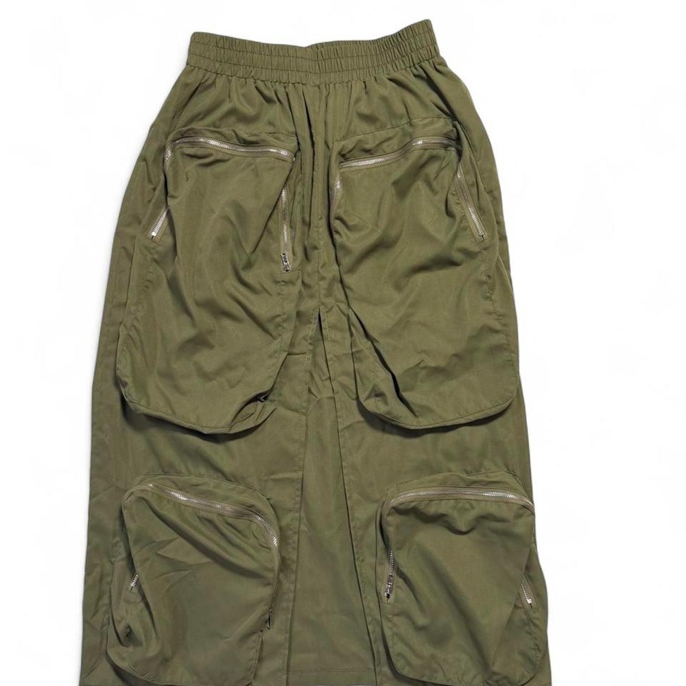 Y2K-inspired olive green cargo skirt